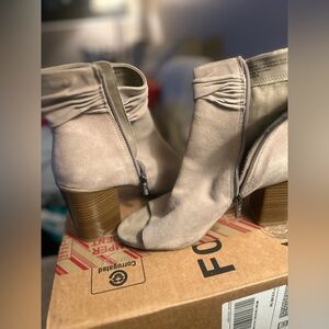 Stylish Kenneth Cole Tan Ankle Boots for Women